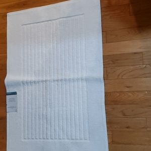 NWT Threshold Performance Bath Mat White